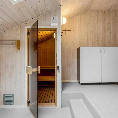 Holiday home 4 Bedroom Lovely Home In Nexo Snogebaek