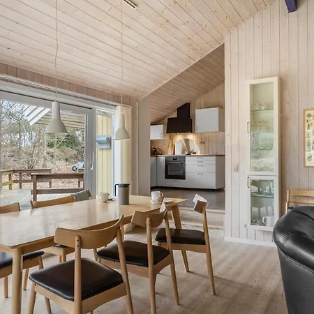 4 Bedroom Lovely Home In Nexo * Snogebaek